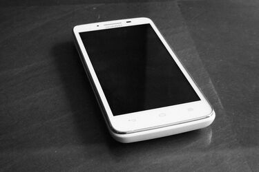 "Życzliwy" kolega podał się za właściciela zgubionego telefonu. Chciał na tym zarobić