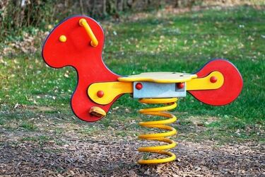 Plac przy jednym z białostockich przedszkoli. Rodzice mówią o zabawach, miasto o krzakach