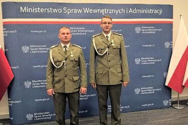 Ratowali człowieka, ryzykując własne bezpieczeństwo