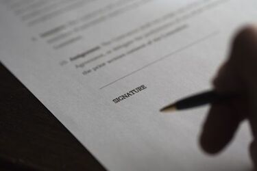 Białostoczanka wyłudzała pieniądze i podrabiała zaświadczenia. Oszukała 40 osób