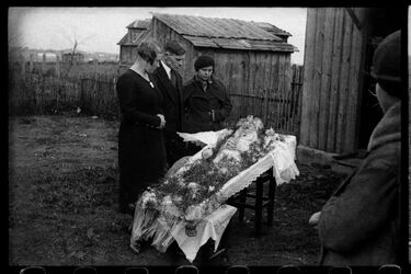 Te zdjęcia nie były dotąd publikowane. Fotografia pogrzebowa w Arsenale