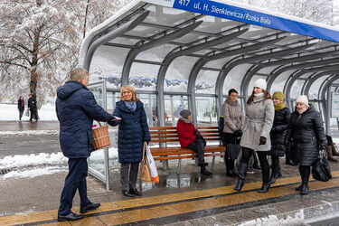 Flagi od prezydenta dla mieszkańców oraz dzieci ze szkół podstawowych i przedszkoli