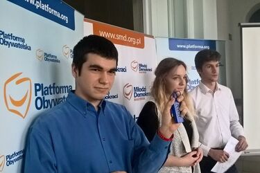 Możliwość ładowania telefonu na przystanku? Nowy pomysł Młodych Demokratów