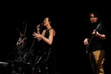 Znana artystka i widzowie na scenie. Premiera w Teatrze Dramatycznym
