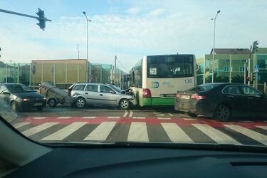 Kolizja w Białymstoku. Samochód uderzył w autobus