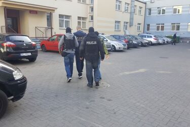 Nie dopełnili obowiązków służbowych. Zarzuty dla policjantów, którym uciekł podejrzany