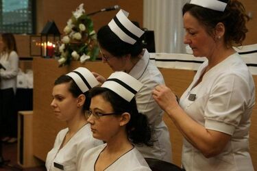 Tradycyjne czepkowanie na UMB. Rozdano też dyplomy