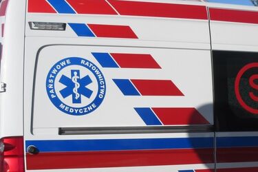 Przy ul. Kopernika zobaczył kobietę, która trzymała się za brzuch. Później dostała drgawek