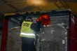 Ciężarówka z torfem, a w niej... 10 Azjatów