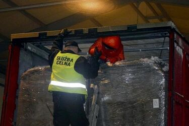 Ciężarówka z torfem, a w niej... 10 Azjatów