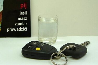 Myślał, że zatankuje samochód, a przyjechała po niego policja. Dzięki klientom stacji