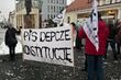 W obronie mediów i demokracji. Spontaniczny protest pod pomnikiem marszałka