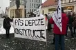 W obronie mediów i demokracji. Spontaniczny protest pod pomnikiem marszałka