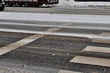 Uwaga na gołoledź. IMGW ostrzega przed opadami marznącego deszczu i śliskimi drogami