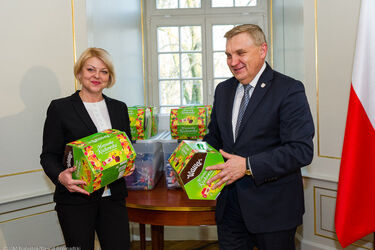 Polskie dzieci na Białorusi dostaną słodycze. Prezydent przekazał 100 kg