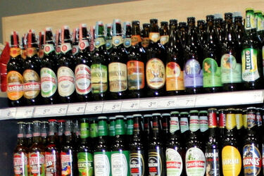 Okradał sklepy na Wysokim Stoczku. Wynosił alkohol, kosmetyki i przybory toaletowe