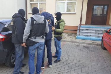 Policjanci staną przed sądem za to, że uciekł im podejrzany
