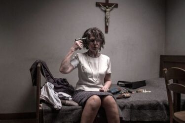 Katowała ludzi, teraz chce widzieć się z prymasem. "Zaćma" w Kinie Konesera