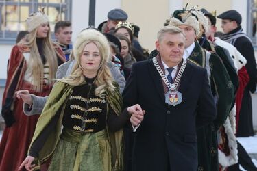 Miejska studniówka 2017. Maturzyści zatańczyli poloneza na Rynku Kościuszki [ZDJĘCIA]