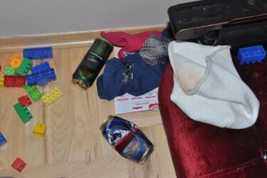 Ubrania, zabawki i puszki po piwie. Tak pijani rodzice zajmowali się dziećmi