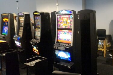 Nielegalny hazard w centrum miasta miał się dobrze, dopóki lokalu nie odwiedzili celnicy