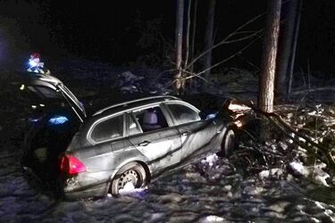 Ruda Rzeczka. Czołowe zderzenie opla i bmw, 4 osoby ranne