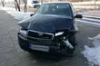 Młody mężczyzna uderzył w samochód ciężarnej kobiety wiozącej dziecko