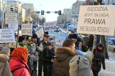 "Chrońmy sądy przed reżimem". Pikieta KOD-u pod Sądem Apelacyjnym [ZDJĘCIA]