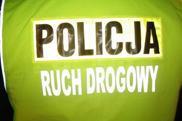 Kierowca fiata uderzył w 45-latkę na przejściu dla pieszych i odjechał