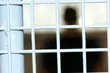 Z piwnicy wynieśli opakowania z obuwiem. Koledzy w rękach policji