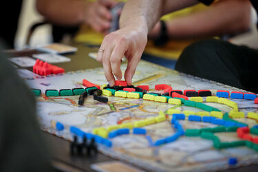 Zagraj w grę planszową w pociągu. Rusza pilotaż akcji