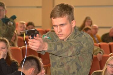 Podlascy uczniowie w mundurach spotkali się na UwB