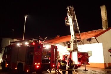 32 strażaków walczyło z pożarem piekarni. Gdy wybuchł ogień, w środku byli ludzie