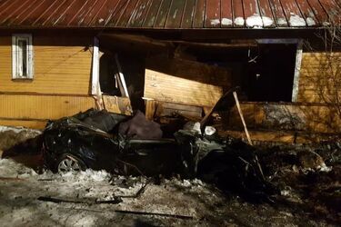 Samochód uderzył w dom, 2 mężczyzn nie żyje. Policja szuka świadków wypadku