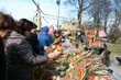 Tłumy na jarmarku. Palmy wielkanocne, miody i sękacze