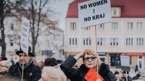 Kobiety pokazały czerwoną  kartkę rządzącym. "Chcemy równości i sprawiedliwości" [ZDJĘCIA]