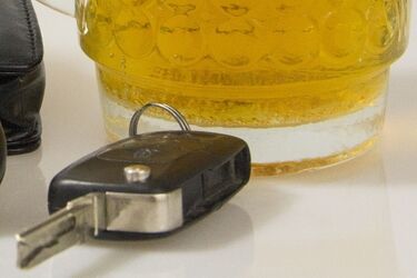 Osiedle Młodych. Pijany wsiadł "za kółko" i uderzył w zaparkowany w pobliżu samochód