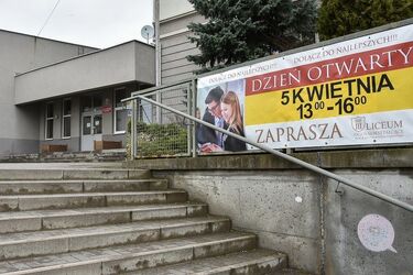 Szkoły zapraszają w swoje mury potencjalnych kandydatów. Codziennie można odwiedzić inną