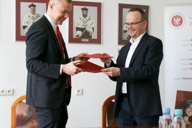 UwB kontynuuje współpracę z bankiem. Skorzystają m.in. studenci