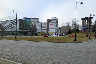 Nie dość, że z pomnikiem, to jeszcze z inną nazwą? Kolejne pomysły na plac Uniwersytecki
