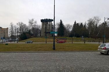 Pomnik Kaczyńskiego na placu Uniwersyteckim. Zaprowadzi do niego specjalna kładka?