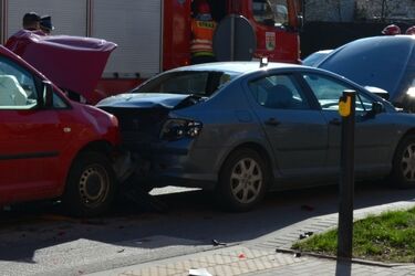 Samochodowe domino na skrzyżowaniu. 2 osoby w szpitalu