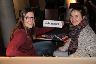 Ćwicz języki świata przy kawiarnianym stoliku. Bezpłatne spotkania