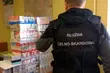 Nielegalny alkohol i papierosy. Funkcjonariusze odkryli towar po przeszukaniach posesji
