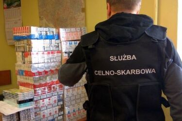 Nielegalny alkohol i papierosy. Funkcjonariusze odkryli towar po przeszukaniach posesji