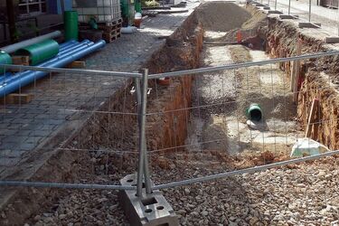 Asfalt zamiast bruku na Mikołajczyka. Przynajmniej na części