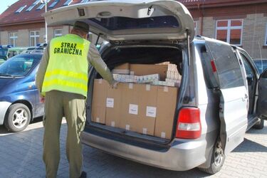 Osobówka była po brzegi wypełniona papierosami