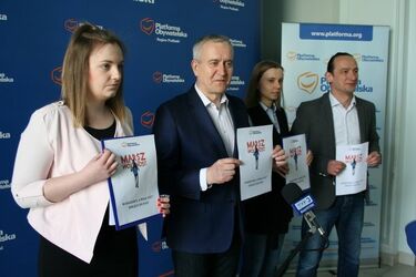 Platforma Obywatelska zbiera ludzi na marsz. Chętnym zapewni transport do Warszawy