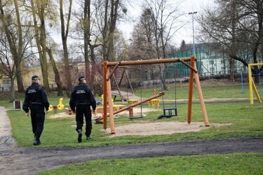 Były nieprawidłowości i mandaty karne. Strażnicy miejscy sprawdzili stan placów zabaw