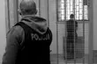 Nie znał odpowiedzi na zadawane pytania, wyrzucił foliową torebkę